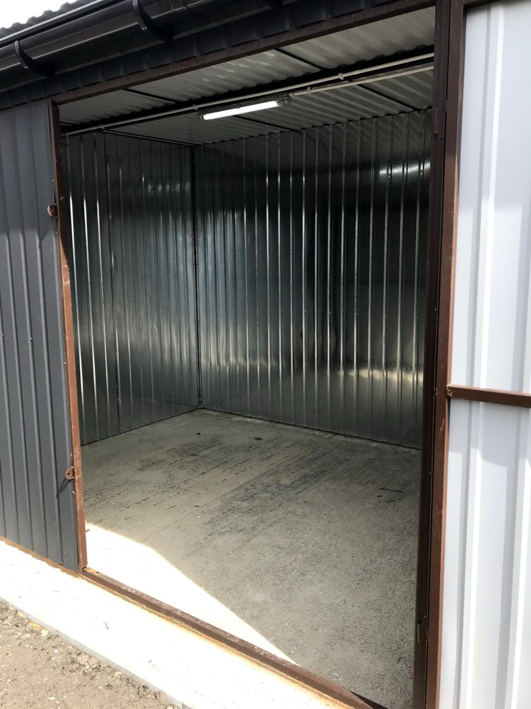 Wnętrze komórki self-storage do wynajęcia w Oświęcimiu — oświetlenie i utwardzona posadzka